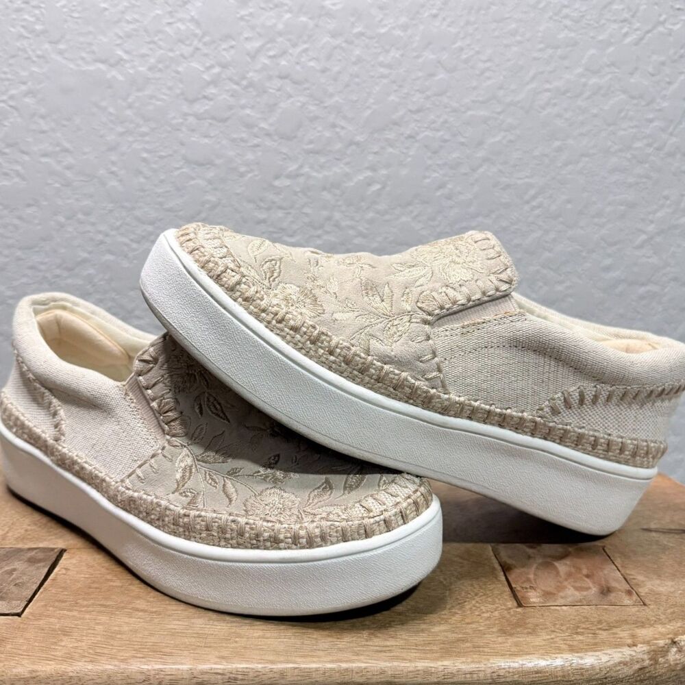 Johnny Was Cecilia Embroidered Slip On Platform Sneakers Sand Size 7 GUC